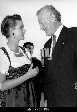 Thurn und Taxis, Gloria Prinzessin von, * 23.2.1960, deutsche Unternehmerin, mit Ministerpräsident von Bayern Max Streibl, Sommerquittung des Bayerischen Landtags, Schloss Schleissheim, 21.7.1992, Stockfoto