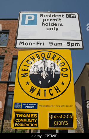 Metropolitanpolizei Nachbarschaft sehen Zeichen unten Schild mit Parkplatz Einschränkungen, Chiswick Mall, London, england Stockfoto