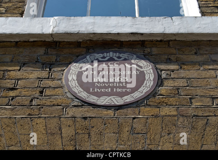 London Grafschaftsrat Plakette markiert ein Haus des Schriftstellers William Makepeace Thackeray, Kensington, London, England Stockfoto