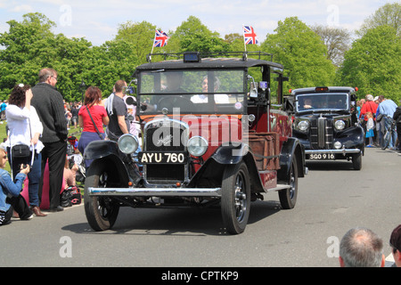 Austin Six Low Loader (1934) und Austin FX3 (1956) Taxis, Vintage Vehicle Parade, Chestnut Sunday, Bushy Park, Hampton Court, England, Großbritannien, Europa Stockfoto