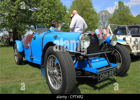 Bugatti Typ 35 (blaugrüne Nachbildung, 1979), Chestnut Sunday, Bushy Park, Hampton Court, England, Großbritannien, Europa Stockfoto