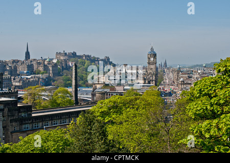 Calton Hill Edinburgh Schottland mit Blick auf Edinburgh Castle und Princes Street Stockfoto