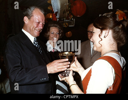 Brandt, Willys, 18.12.1913 - 8.10.1992, deutscher Politiker (SPD), Bundeskanzler der Bundesrepublik Deutschland 1969 - 1974, auf einer Sommerparty, Palais Schaumburg, Bonn, 27.6.1970, ein Winzer, der ihm einen Kelch mit Wein überreicht, im Hintergrund seine Frau Rut, Stockfoto