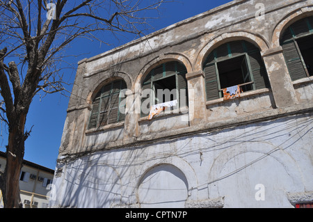 Historisches Gebäude mit Wohnungen über Geschäften in Dschibuti City, Dschibuti, Horn von Afrika. Stockfoto