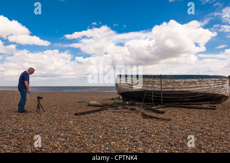 Ein Fotograf mit einem Stativ fotografieren am Strand von Aldeburgh, Suffolk, England, Großbritannien, Uk Stockfoto