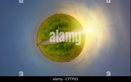 Panorama-Bild sieht aus wie ein grüner Planet mit Sonnenaufgang über asphaltierte Straße Stockfoto Panorama-Bild sieht aus wie ein grüner Planet mit Sonnenaufgang über asphaltierte Straße Stockfoto