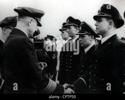 Dönitz, Karl, 16.9.1891 - 24.12.1980, deutscher Admiral, Kommandant der U-Boot-Flotte, Szene, dekorative Offiziere, 1942, rechte Hand: Lothar Guenther Buchheim, Stockfoto