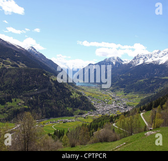 Blick auf die Schweizer Alpen von der Bernina-Express-Zug mit der Stadt und See Poschiavo in der Ferne Stockfoto