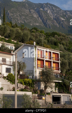 Italienische Ferienwohnungen und Villen in den Bergen am Gardasee, Italien Stockfoto