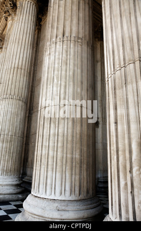 Ein Detail der Steinsäulen der St. Pauls Cathedral, London, UK. Stockfoto