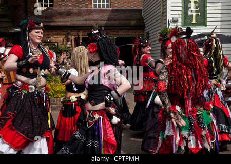 "Vierhundert Rosen" Tanzgruppe aus Yorkshire führen außerhalb der Dorset Pub, Lewes, Sussex, England Stockfoto