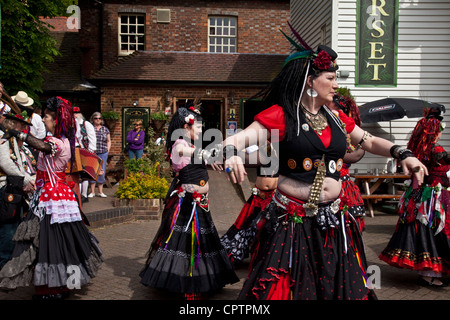 "Vierhundert Rosen" Tanzgruppe aus Yorkshire führen außerhalb der Dorset Pub, Lewes, Sussex, England Stockfoto