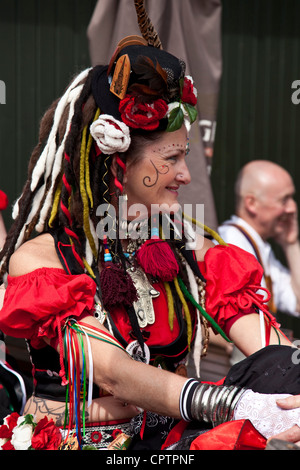 "Vierhundert Rosen" Tanzgruppe Mitglied außerhalb der Dorset Pub, Lewes, Sussex, England Stockfoto