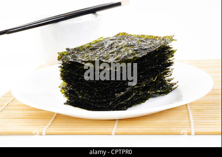 Gerösteter Seetang snack auf weißen Teller Stockfoto