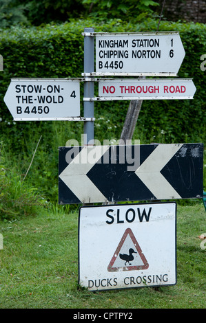 Langsam Enten Kreuzung neben ein Straßenschild. Kingham, Oxfordshire, Cotswolds, England Stockfoto