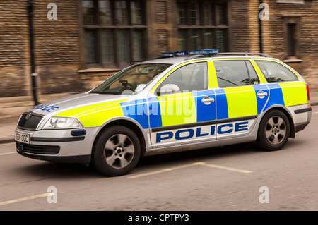 Ein Polizeiauto fahren durch die Stadt und zeigt Bewegung in Cambridge, England, Großbritannien, Vereinigtes Königreich Stockfoto