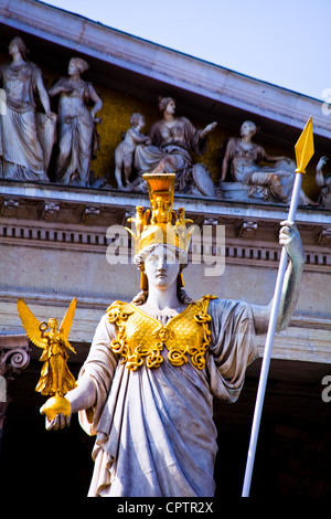 Pallas Athene hält Nike der Göttin des Sieges im Parlament, Wien, Österreich Stockfoto