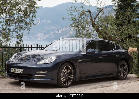 Porsche Panamera 4-Tür-Kraftfahrzeugs Gardasee Malcesine Italien Stockfoto