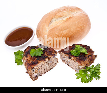 Halbierte Burger mit Petersilie und Roll isoliert auf weißem Hintergrund Stockfoto