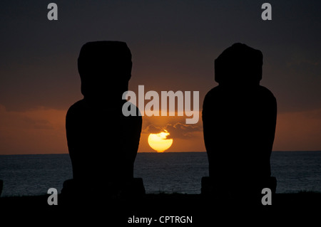 Sonnenuntergang mit zwei Moai, Ahu Vai Uri, Hanga Roa, Osterinsel, Chile Stockfoto