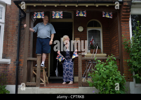 Ein paar London hängen königliche Wimpel am Vortag Queen Elizabeth Diamond Jubiläumsfeier in der Veranda von ihrer Heimat vor einem Wochenende landesweite Feierlichkeiten zum Jubliäum der Monarch Südlondon. Stockfoto