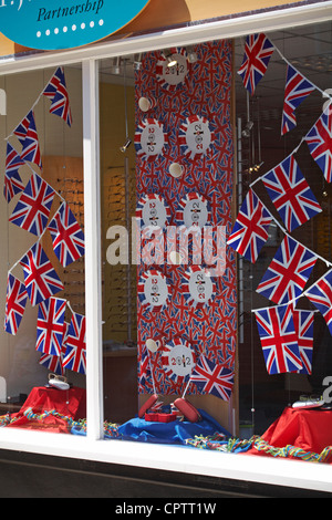 Fenster gekleidet für die Königin diamantenes Jubiläum feiern im Optiker-Shop in Swanage, Großbritannien Stockfoto