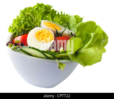 Hart gekochtes Ei zweigeteilt, in eine Schüssel mit Salat, Tomate, Gurke und Kresse. Stockfoto