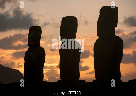 Drei Moai bei Sonnenaufgang Ahu Tongarika Osterinsel Chile Stockfoto