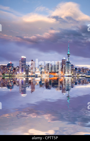 Größte Stadt Auckland, Neuseeland, unter einem dramatischen Dämmerung Himmel. Stockfoto