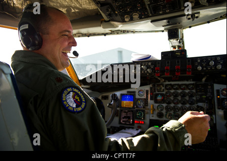 Der Kommandant der KC-135R Stratotanker Aircraft Maj. Jason Oswald, 191st Air Tankoffeld Squadron, 151st Air Tankoffing Wing bereitet sich auf den Start auf eine Betankungsmission mit A-10 Thunderbolts vom 124th Operations Support Flight aus dem Gowen Field in Idaho, 10. Mai 2012 vor. Der 151st Air Tanken Wing unterstützt routinemäßig Luftoperationen im Westen der Vereinigten Staaten. Stockfoto