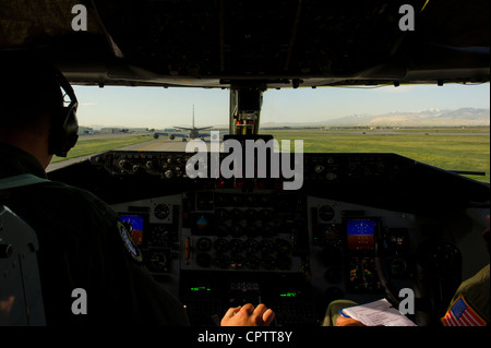 Der Kommandant der KC-135R Stratotanker Aircraft Maj. Jason Oswald, 191st Air Tankoffeld Squadron, 151st Air Tankoffing Wing nimmt mit A-10 Thunderbolts vom 124th Operations Support Flight aus dem Gowen Field in Idaho, 10. Mai 2012, eine Betankungsmission auf. Der 151st Air Tanken Wing unterstützt routinemäßig Luftoperationen im Westen der Vereinigten Staaten. Stockfoto