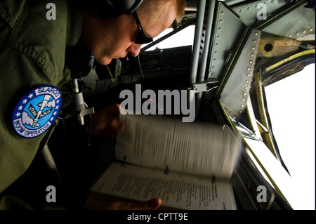 Der KC-135R Stratotanker Boom Staff Sgt. Sean Price vom 191st Air Tankowrack, 151st Air Tankowing bereitet sich darauf vor, mit A-10 Thunderbolts vom 124th Operations Support Flight aus dem Gowen Field in Idaho, 10. Mai 2012, aufzutanken. Der 151st Air Tanken Wing unterstützt routinemäßig Luftoperationen im Westen der Vereinigten Staaten. Stockfoto