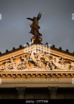 Statue auf der Spitze Oper in Prag Stockfoto