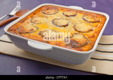 Griechische Lieblingsspeise, Moussaka, Schichten von Auberginen und Lamm mit Bechamel-Sauce und Käse garniert. Stockfoto