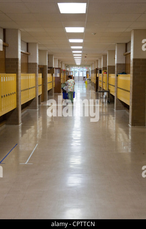 Ein einsamer Hüter geht durch einen Flur von einer Mittelschule in Texas, die für den Sommer geschlossen ist. Stockfoto