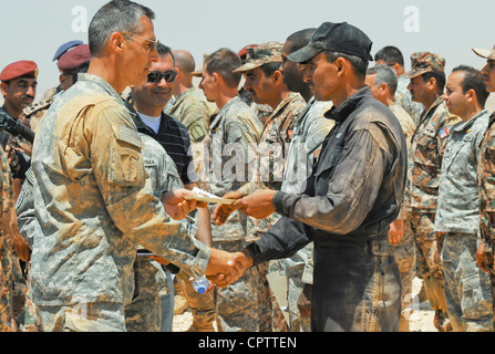 Maj. General Ken Tovo, Combined Joint Task Force Spartan Commander, übergibt Sprungflügel Zertifikate an Fallschirmspringer, die an Übung eifrigen Lion's Freundschaftssprung Mai 10 teilgenommen. Der Schwerpunkt von Eager Lion 2012 liegt auf der Stärkung der militärischen Beziehungen zwischen den teilnehmenden Partnerländern. Der Freundschaftssprung ist der erste Schritt, um dieses Ziel zu erreichen, als Fallschirmspringer der kombinierten Joint Task Force Spartan zusammen sprangen. Stockfoto