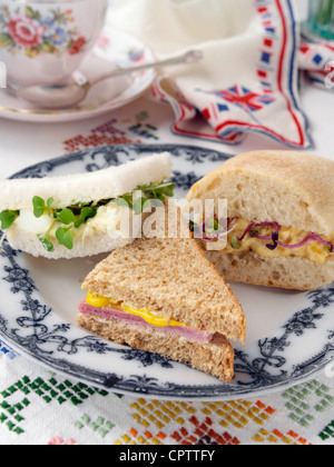 Ei-Mayo auf weiße Schinken mit Vollkorn und Krönung Huhn in Ciabatta mit Rettich-Sprossen Stockfoto