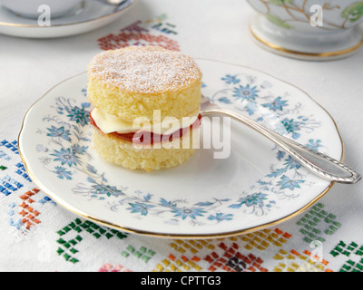 Einzelnen Victoria Sandwich Miniatur Kuchen Stockfoto