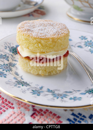 Einzelnen Victoria Sandwich Miniatur Kuchen Stockfoto