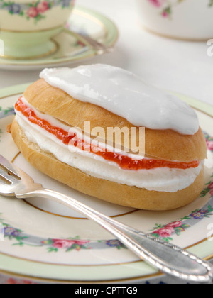 Geeiste Finger gefrostet Brötchen Creme gefüllt mit Marmelade Stockfoto