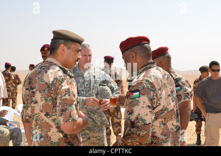 Befehl Sgt. Maj. Frank A. Gripe, Kommandanteleiter für das US-Zentralkommando, teilt sich während des Freundschaftssprungs Chai mit dem jordanischen Sondereinsatzkommandos Col. Aref S. Al-Zaben und anderen jordanischen Militärangehörigen. Sowohl Gripe als auch Aref nahmen an den Jump and Exchange-Sprungflügeln mit ihren Gegenstücken Teil. Stockfoto