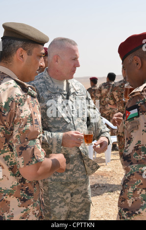 Befehl Sgt. Maj. Frank A. Gripe, Kommandanteleiter für das US-Zentralkommando, teilt sich während des Freundschaftssprungs Chai mit dem jordanischen Sondereinsatzkommandos Col. Aref S. Al-Zaben und anderen jordanischen Militärangehörigen. Sowohl Gripe als auch Aref nahmen an den Jump and Exchange-Sprungflügeln mit ihren Gegenstücken Teil. Stockfoto