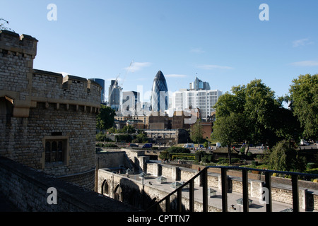 die Gurke, Gebäude, 30 St Mary Axe, gesehen von Tower von London Stockfoto