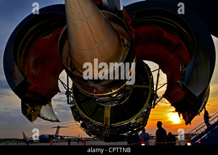 Bei Sonnenuntergang sprechen die letzten VIP-Besucher des 128. Luftbetankungsflügels mit Senior Master Sgt. Michael Nuoffer vom Wings Jet Engine Shop über die Motoren des KC-135R Stratotanker 11. Mai 2012. Der KC-135 Stratotanker aus dem 128. Luftbetankungsflügel ist auf statischem Display für das 2012 Armed Forces Military Display. Die Militärdarstellung ist die Auftaktveranstaltung zur Armed Forces Week im Milwaukee-Gebiet. Stockfoto