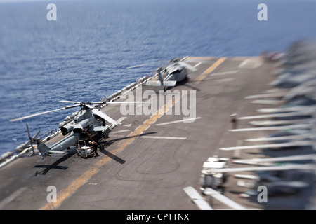 Marines mit Marine Medium Helicopter Squadron 268 (verstärkt) führen Wartung auf einer AH-1Z Super Cobra an Bord USS Makin Island hier Mai 12. Das Geschwader dient als Luftkampfelement mit der 11. Marine Expeditionary Unit. Die Einheit startete das Schiff, sowie USS New Orleans und USS Pearl Harbor in San Diego November 14, Beginn einer siebenmonatigen Einsatz in den westlichen Pazifik, Horn von Afrika und dem Nahen Osten Regionen. Stockfoto