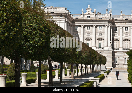 In der Plaza de Oriente mit dem Palacio Real im Hintergrund, Madrid, Spanien. Stockfoto