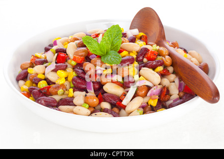 Drei Bohnen-Salat mit Mais, geröstete Paprika und roten Zwiebeln in einer Vinaigrette gewürfeltem. Stockfoto