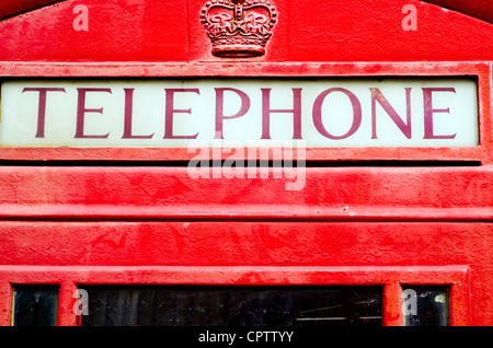 Nahaufnahme einer ikonischen rote britische Telefonzelle. Stockfoto