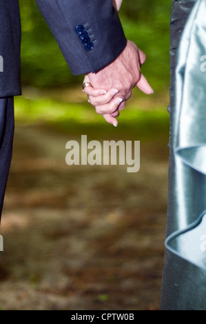 Ein frisch verheiratetes Paar Hand in Hand Stockfoto