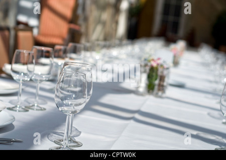Eine Tabelle in ein Zimmer eingerichtet für eine Hochzeitsfeier. Stockfoto